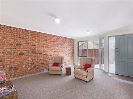 Charming 2-Bedroom Townhouse in Leafy Queanbeyan West - Photo 4