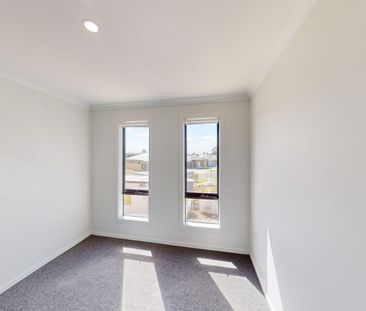 COSY LIVING IN BROOKFIELD! - Photo 3