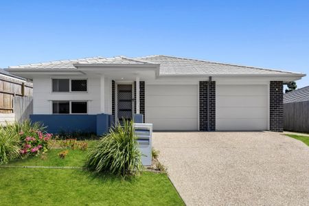 Spacious 4-Bedroom Duplex in Tranquil Collingwood Park - Perfect for Modern Family Living - Photo 2