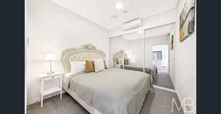 FURNISHED WATERFRONT APARTMENT WITH DUAL ASPECTS & SUPERB CONVENIENCE - Photo 2