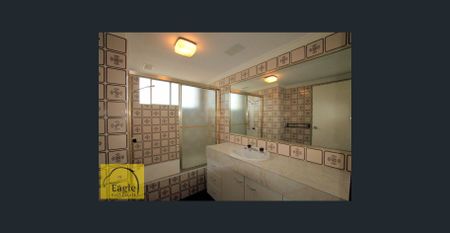 Spacious unit with modern kitchen - Photo 3