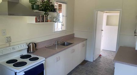 Three bedroom home - West side! - Photo 4