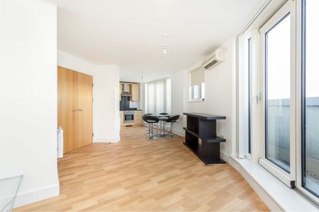 2 bedroom apartment to rent The Roundhouse, Gunwharf Quays, Portsmouth, PO1 - Photo 2