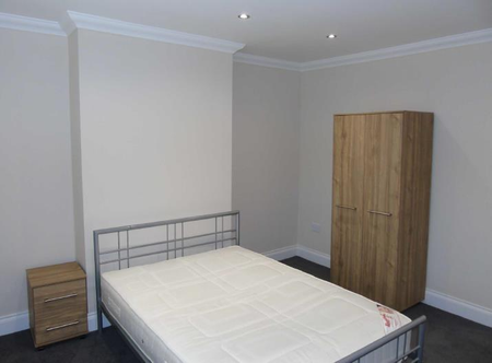 3 bedroom flat to rent - Photo 4