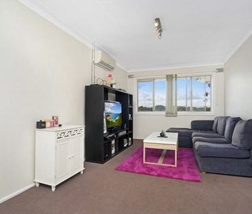 Contemporary finishes and air-conditioned lounge room. Pets conside... - Photo 1