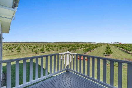 Exceptional Family Home Moments From The Beach - Photo 5