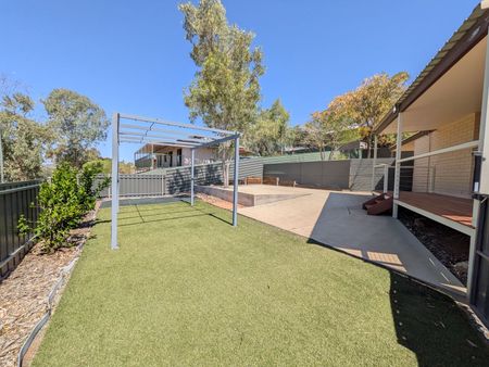 Fully Fenced Three Bedroom House - Photo 3