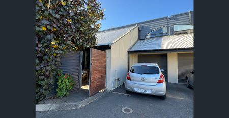 Stylish & Spacious Townhouse - Photo 3