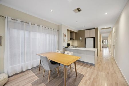 Easy-Care Modern Home With A Peaceful Park Outlook - Photo 5