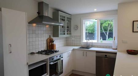 Peaceful Family Retreat in Woolston - Photo 5