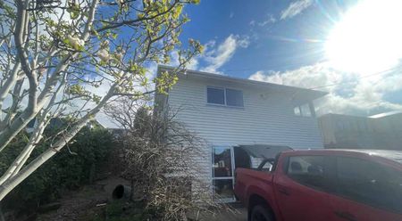 Tidy 3 Bedroom House - Photo 2