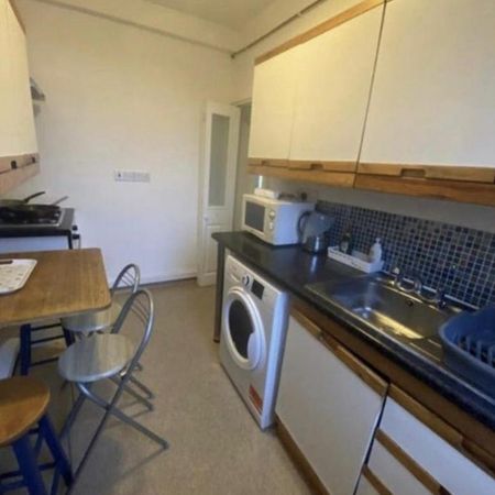 4 bedroom flat share to rent - Photo 3