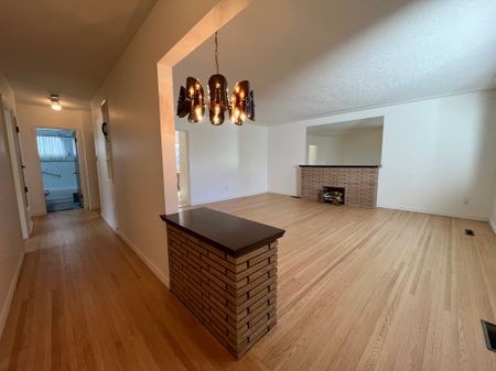 Spacious 4 Bedroom Home In Desirable Highlands – Character, Comfort & Convenience! - Photo 5