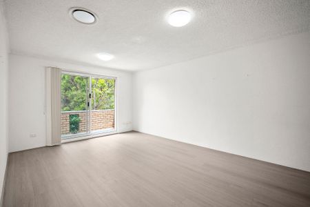 Renovated 2 bedroom apartment with a leafy outlook - Photo 5