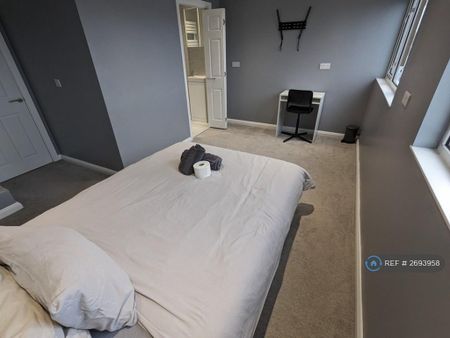 1 bedroom in a house share to rent - Photo 3