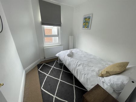 12 Adelaide Avenue, Lisburn Road, - Photo 4