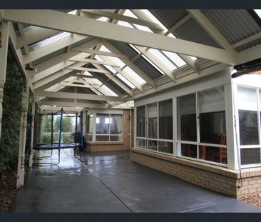 Perfectly suited for growing families, this well-presented home off... - Photo 4