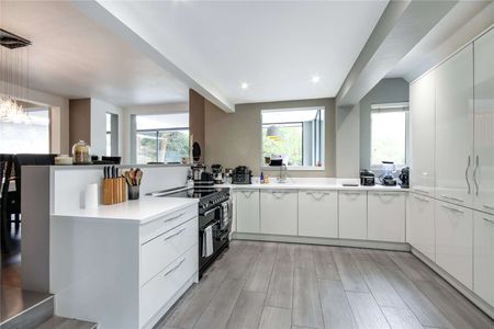 A substantial family home with versatile living set in attractive grounds. - Photo 4