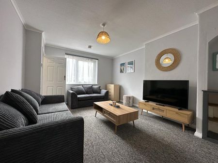 5 bedroom semi-detached house to rent - Photo 2