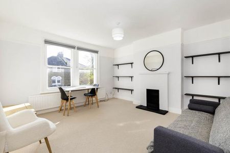 Bright and cosy two bedroom flat located in a lovely period conversion - Photo 5