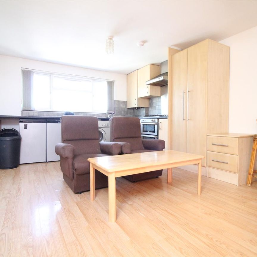 Kingsbridge Crescent, Southall - Photo 1