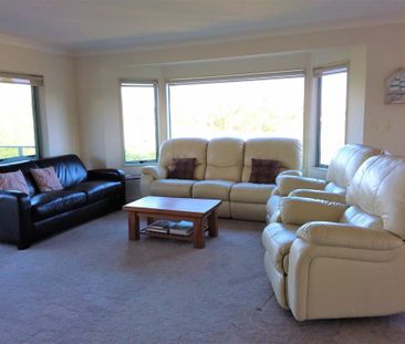 Spacious 3-Bedroom Upstairs Apartment with Harbour Glimpses & Two Deck - Photo 6