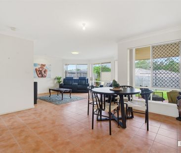 Spacious 4 - Bedroom Family Home in Quiet Heritage Park Location - Photo 4