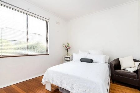 MORDIALLOC BAYSIDE & VILLAGE LIFESTYLE! - Photo 2