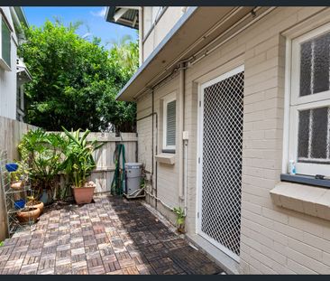 FULLY FURNISHED UNIT IN THE HEART OF WOOLLOONGABBA | ALL BILLS INCL... - Photo 6