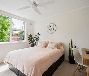 Spacious and sunny apartment with north-facing balcony - Photo 4