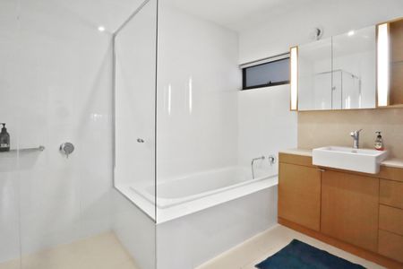 Spacious Living with Modern Comfort and Versatile Design - Photo 5