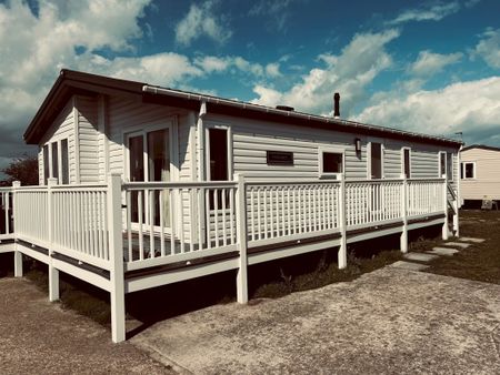 72 Shingle Bay, Romney Sands Holiday Park, Greatstone, New Romney, New Romney - Photo 2