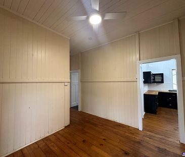 Lovely Queenslander on 1,012 m² with 4 car shed! - Photo 1