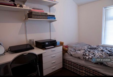 4 bedroom terraced house to rent - Photo 5