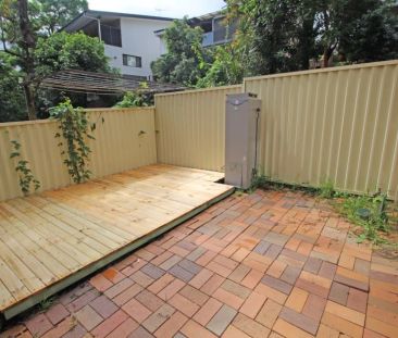 SPACIOUS 3 BEDROOM SPLIT LEVEL VILLA WITH LOCK UP GARAGE - Photo 5