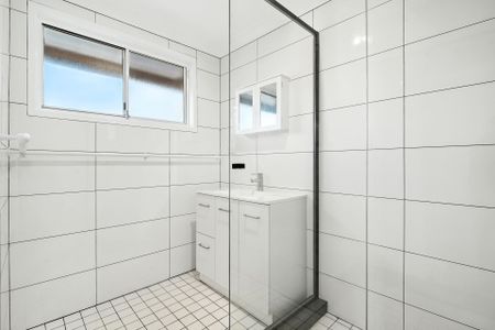 Updated Three Bedroom Home! - Photo 4