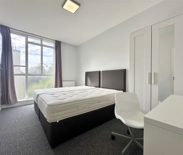 Hallfield Estate, London - Photo 2