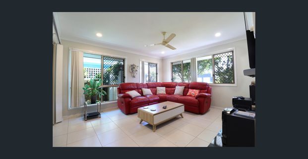 Low Maintenance Coastal Living - Only 300m Walk To The Beach! - Photo 1