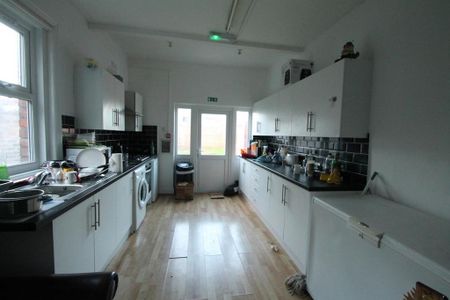 8 bedroom property to rent - Photo 4