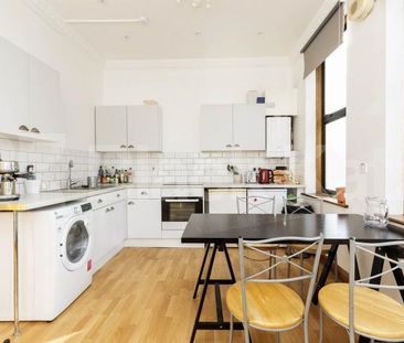 Two double bedrooms modern kitchen spacious lounge & mins to tube a... - Photo 1