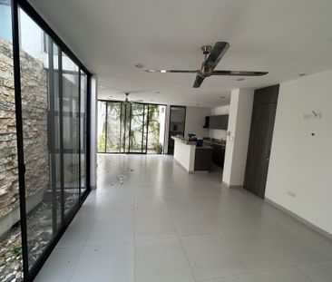 Townhouse de 2 recámaras, sin amueblar, dentro de periférico. - Photo 2