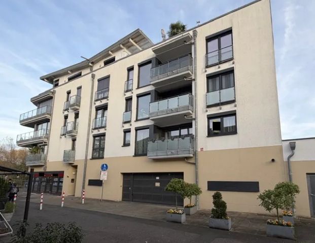 Sehr hochwertig ausgestattete 4-Zimmer-Stadtwohnung mit Aufzug, Einbauküche, 2 Balkonen und Garage - Photo 1