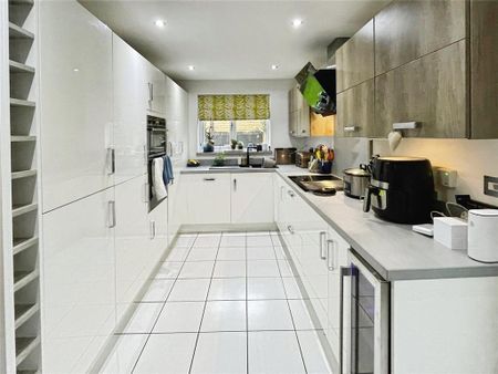 4 bedroom detached house to rent - Photo 2