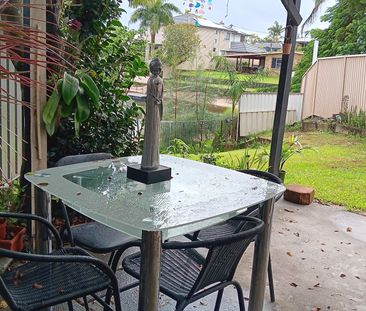 Broadbeach Waters - Photo 2