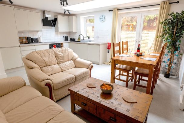 5 Bed Detached House, Sheffield Road, S12 - Photo 1