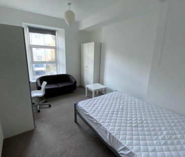3 bedroom apartment to rent - Photo 4