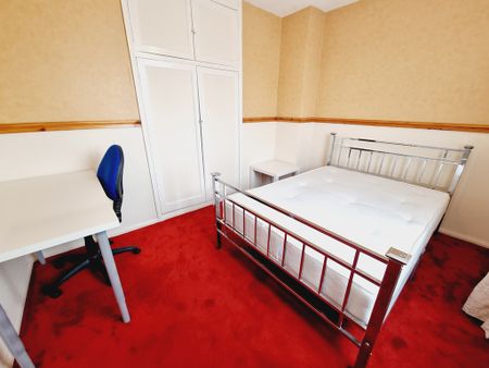 5 Bed Student Accommodation - Photo 4