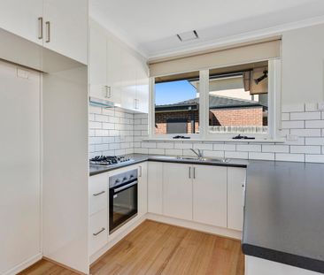 Ideally located 3 bedroom home - Photo 2