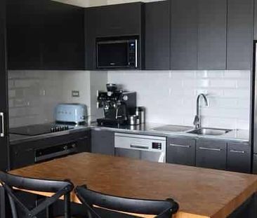 Stylish Furnished Harbour-View Apartment – Lock Up - Photo 2