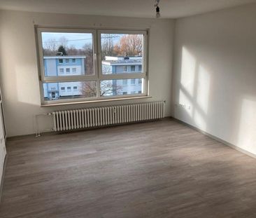 Günstige 3,5-Zimmer-Wohnung in zentraler Lage mit großem Balkon - Photo 1